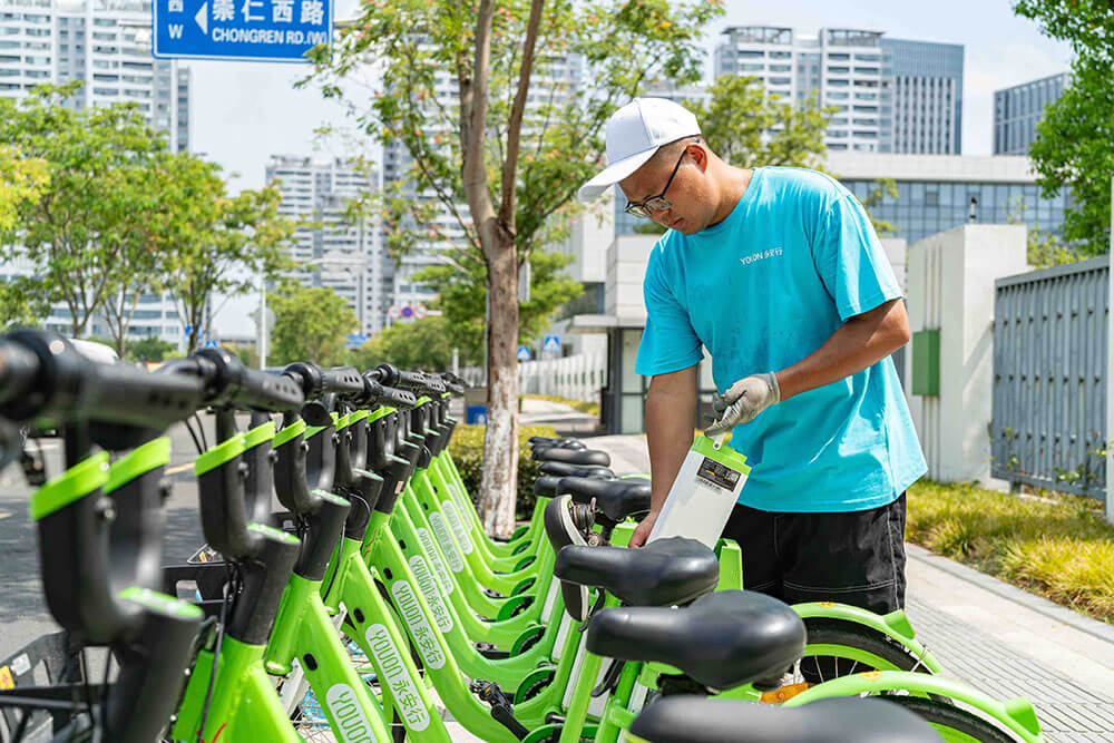 安行換電員劉揚(yáng)正在給助力自行車換電