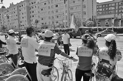 市民自發(fā)呼吁：請(qǐng)愛護(hù)公共自行車。王殿杰攝
