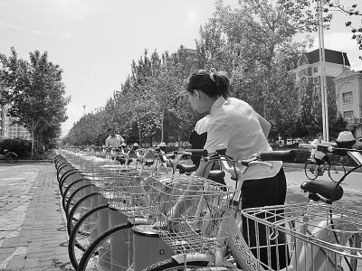 市民刷卡取車。本報(bào)記者